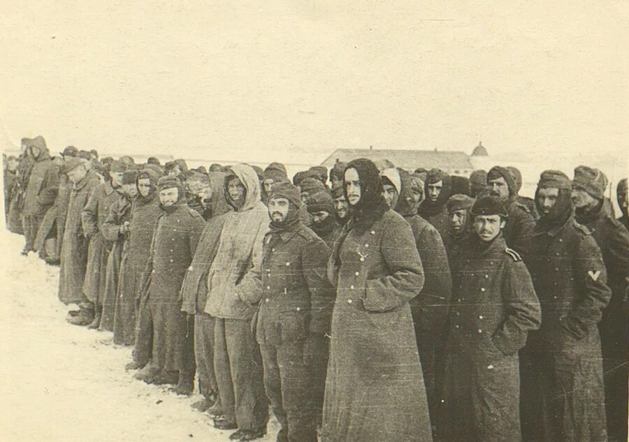 Попадет в плен к французам. Сталинград 1943 пленные немцы операция кольцо. Пленные немцы в Сталинграде. Сталинградский котел пленные. Немецкие военнопленные в ГУЛАГЕ.