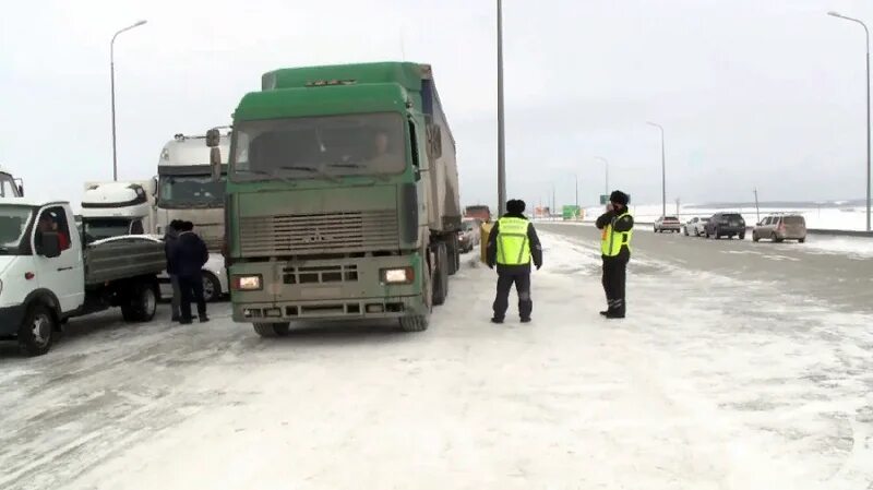 Какие дороги закрыли в казахстане. Рэкет на дорогах. Рэкет в форме на дорогах России. Узбеки в Казахстане дорога Убел волк луде.