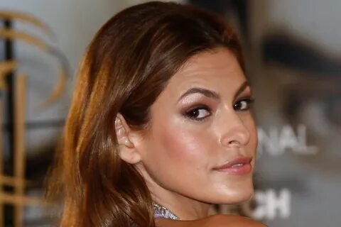 Η Eva Mendes αποκάλυψε πως «ξυρίζει» το πρόσωπό της και οι fans της ταυτίστ...
