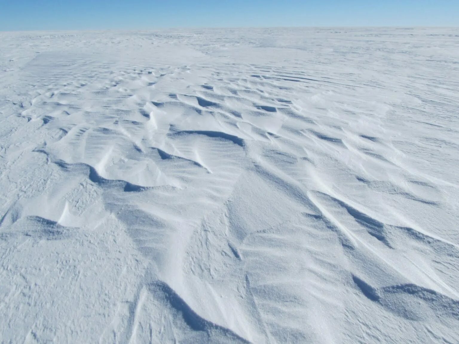 Снег на полях лед. Зима. Ледяные поля арктики. Арктическая тундра. Снежная равнина.