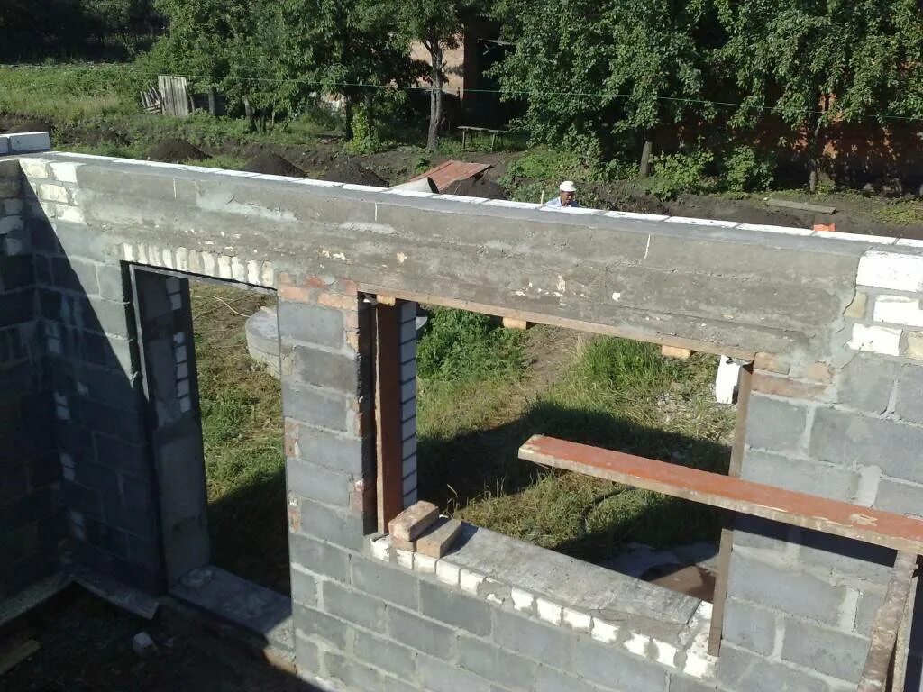 Перемычка над дверным проемом. Монолитные жб перемычки. перемычки над проемами блок 400. перемычка из уголка проем 3500. шлакобетонный блок перемычки.