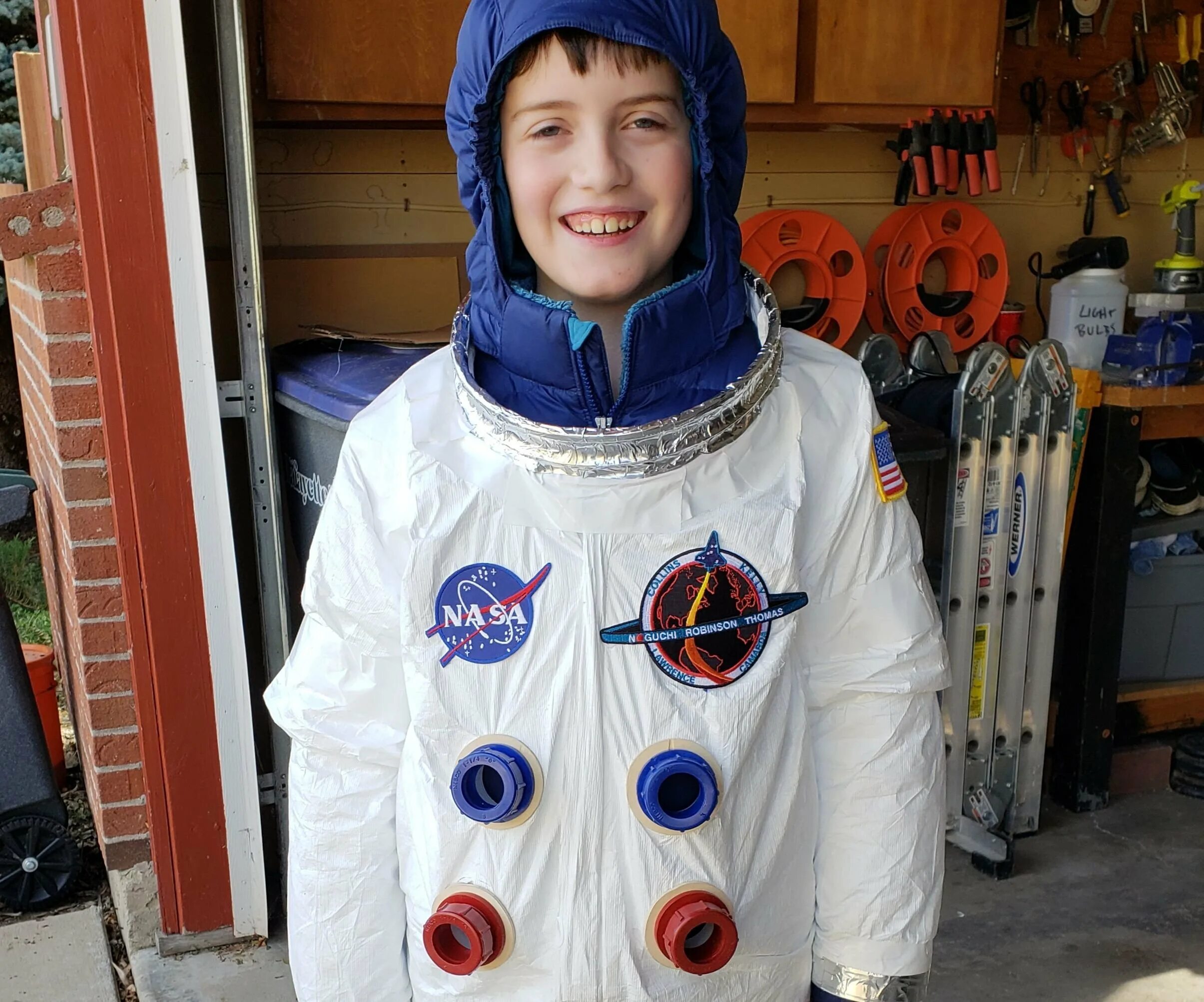 Костюм космонавта в садик. Космический костюм для мальчика. Детский костюм космонавт. Костюм космос для мальчика.