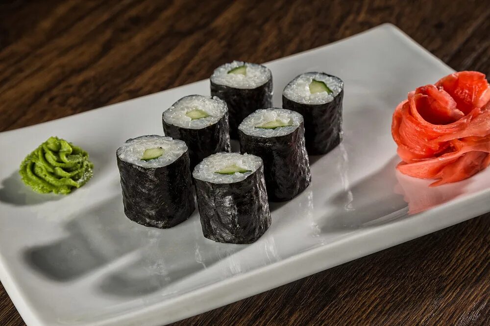 Филадельфия грин сверху огурец. Суши роллы без нори. Ролл рис, нори, огурец. Роллы без нори с огурцом. Филадельфия каппа роллы.