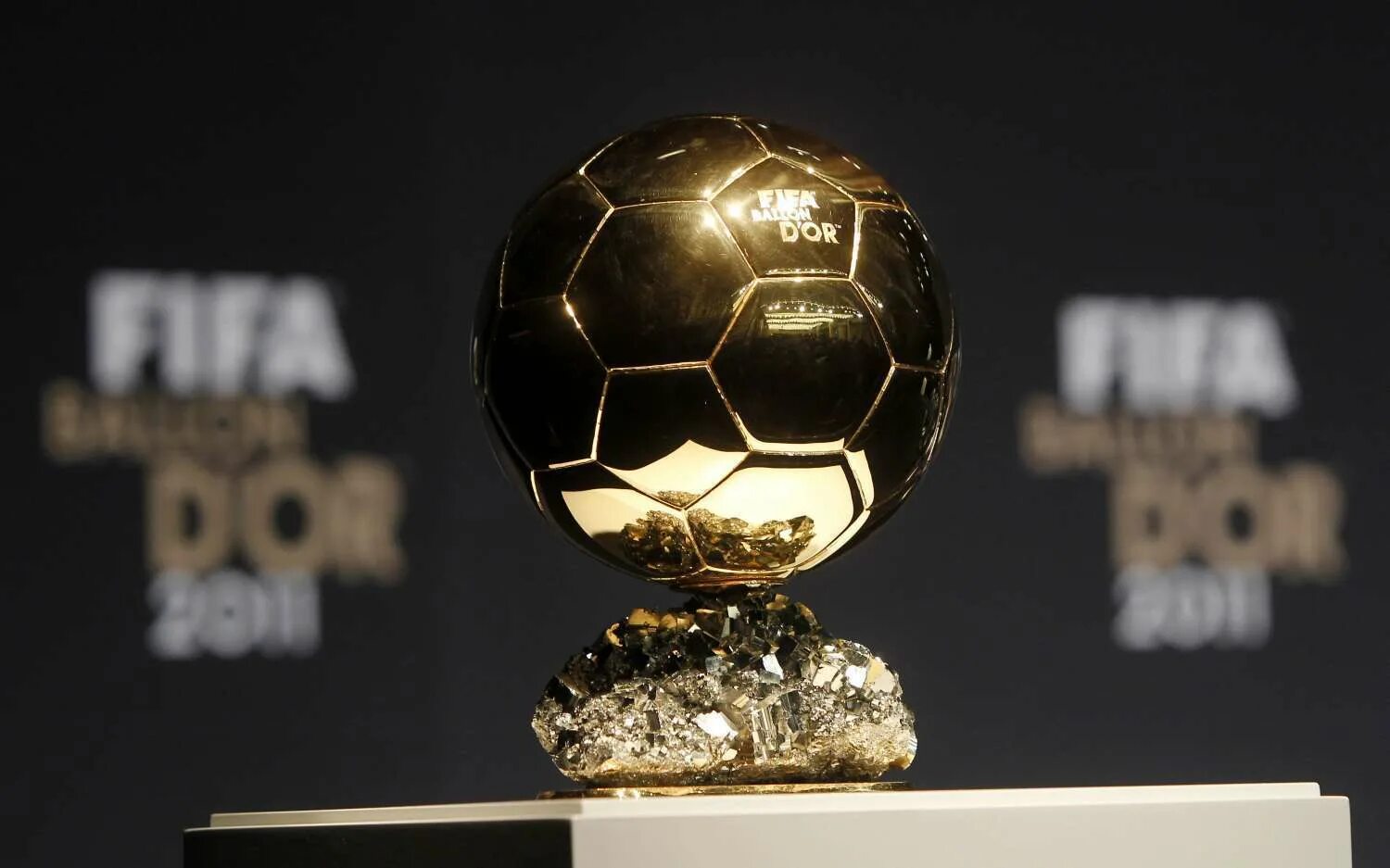 Золотая мяч 19. Золотой мяч фифа 2025. золотой мяч фифа 2025. золотой мяч france football 2025. золотой мяч 2025 дата.