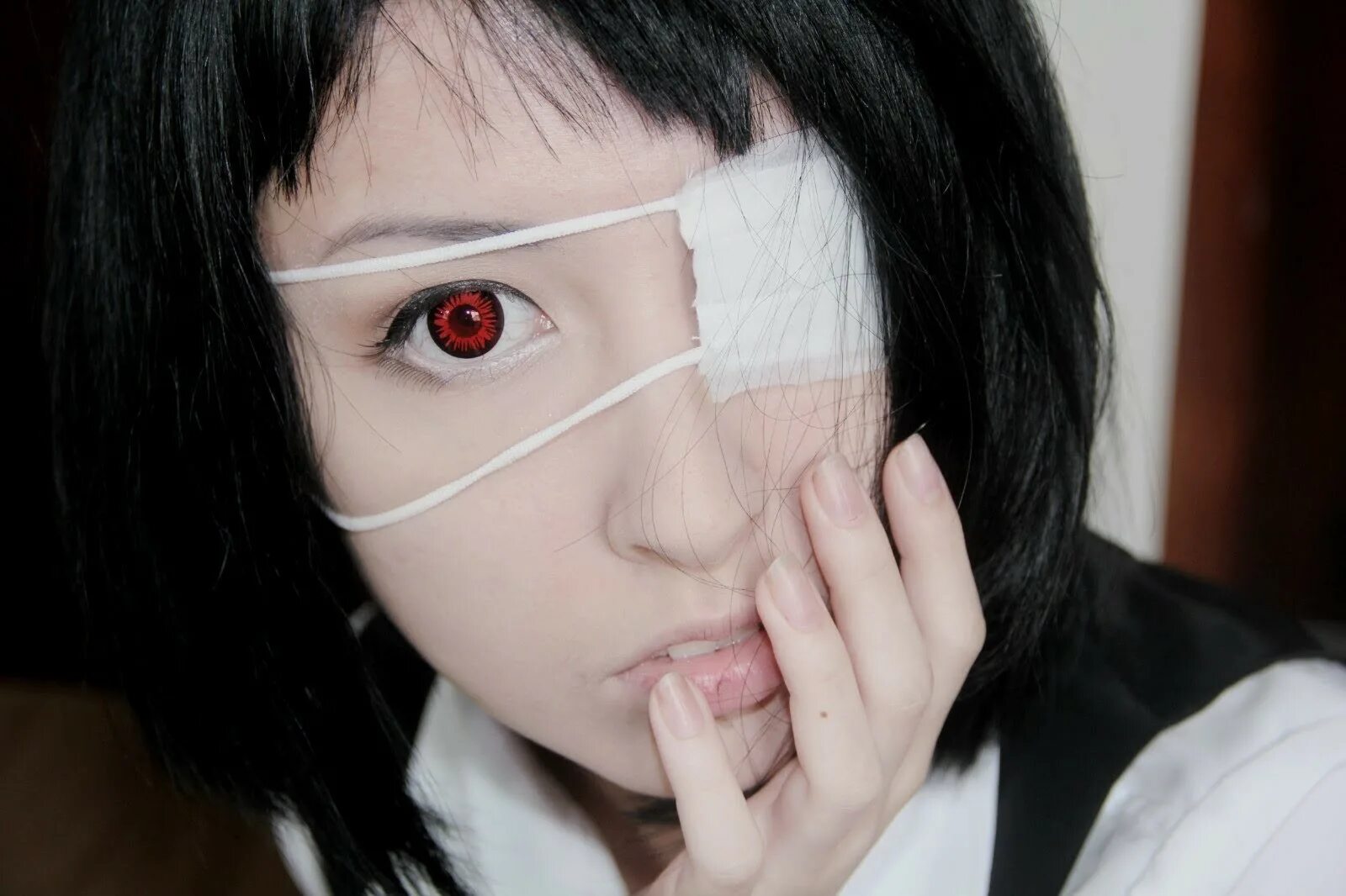 Черные глаза операция. Повязка на глаз. Повязка на глаз медицинская. Японская повязка на глаз. Пластырная повязка на глаз.