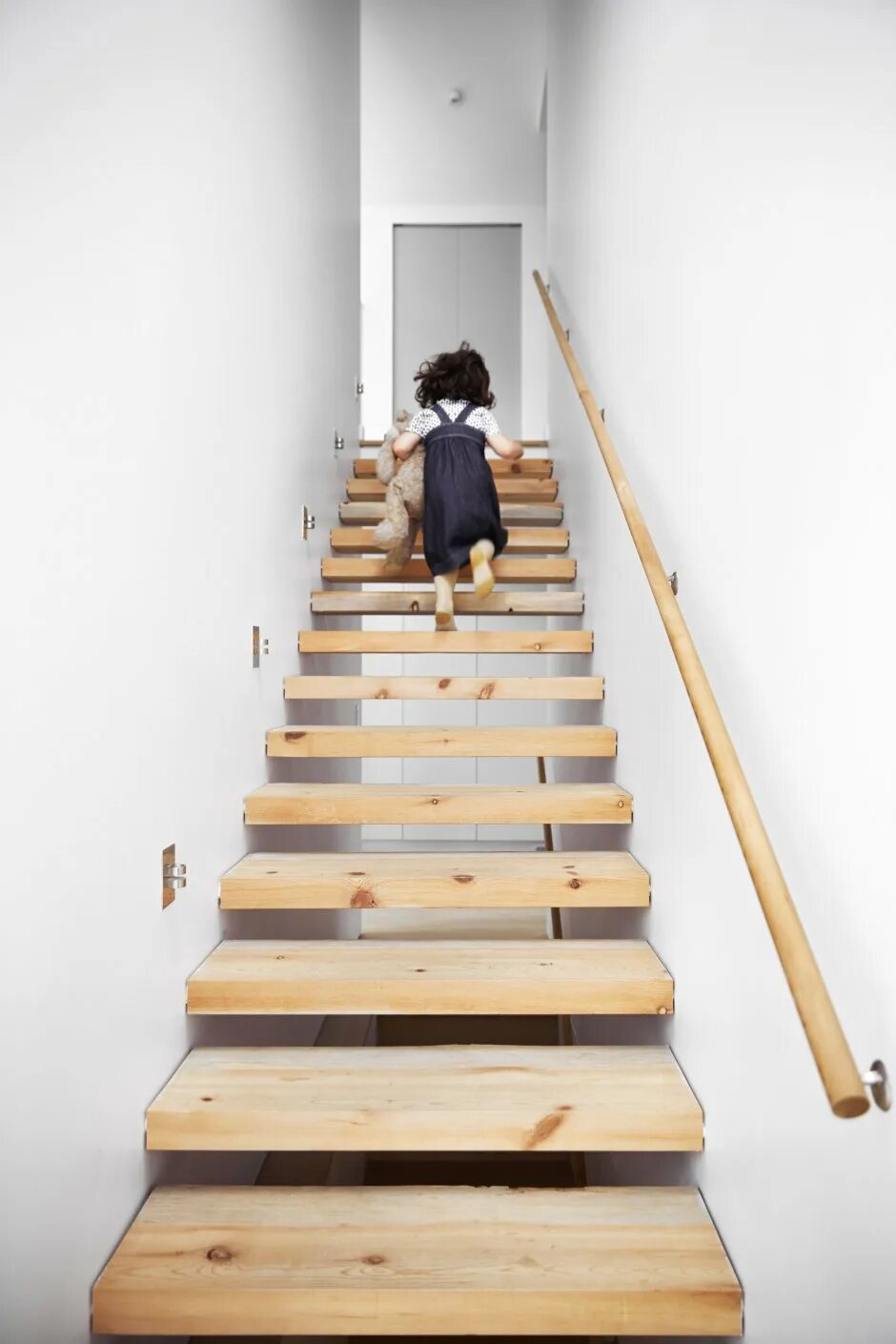 Подняться по деревянной лестнице. Лестница. Узкая лестница. Лестница для детей. Лестницы для частного.
