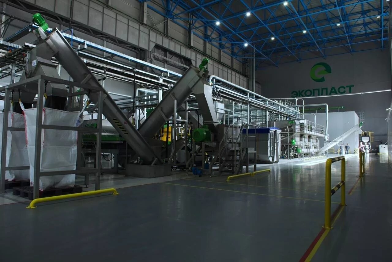 Мусороперерабатывающий завод давлеканово. Завод пларус переработка пластика. Завод по переработке пластмасс. Сортировочная линия тбо. Завод экопласт.