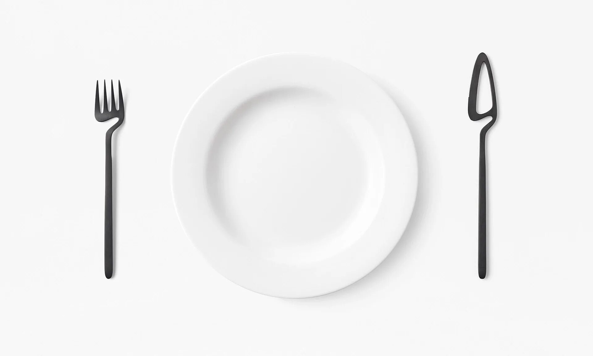 Тарелка вилка нож. Фото красивые тарелки ложка вилка. Пустая тарелка с вилкой и ножом. Столовые приборы на тарелке. Тарелка и нож.