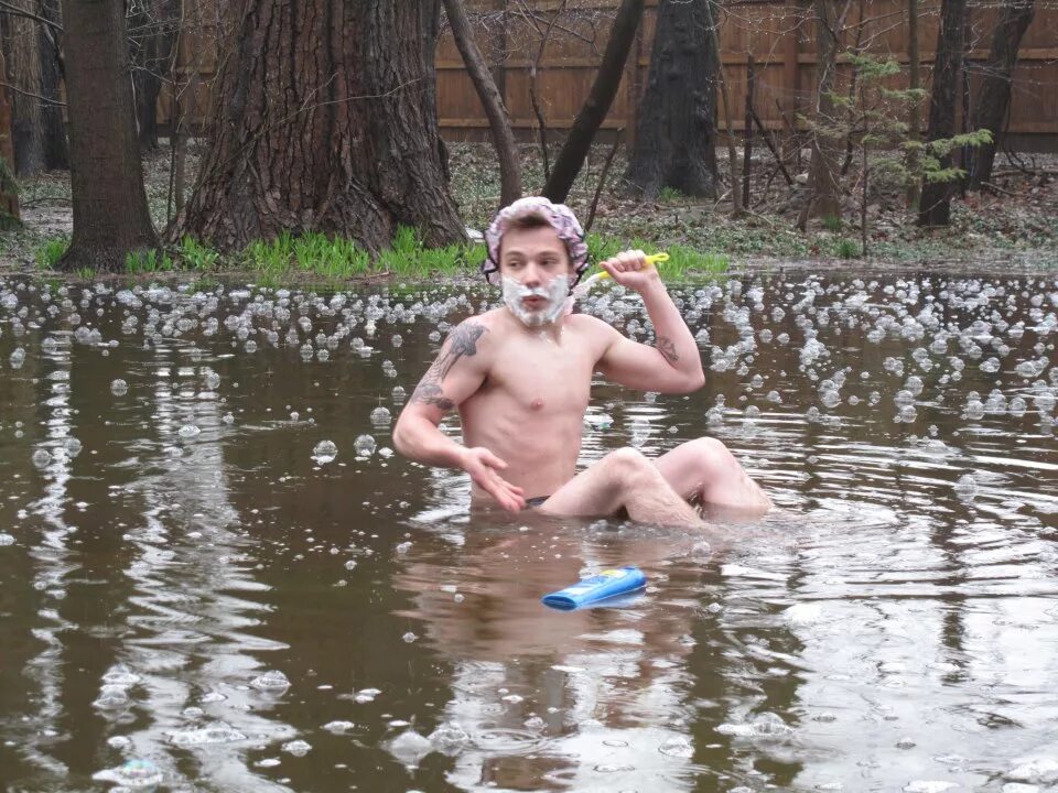 Мужик купается с девушкой