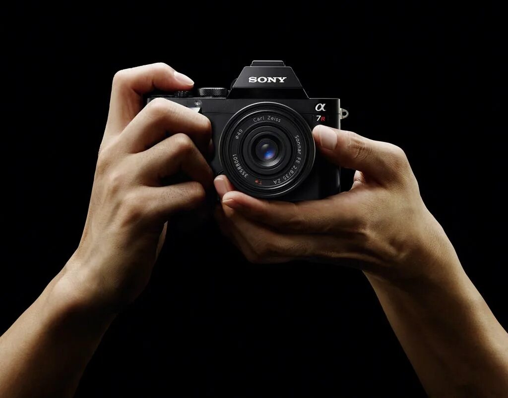 Ox zung camera footage. Sony a7 видеокамера. Фотоаппарат сони s 3 съемка. Фотоаппарат Sony a7 lll. Фотоаппарат в руках.