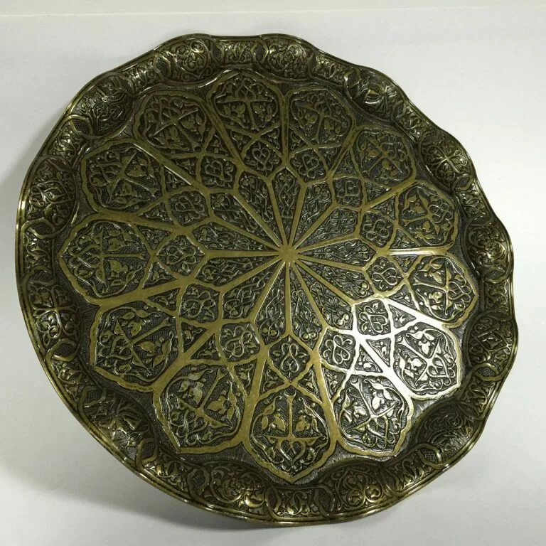 поднос в восточном стиле. восточный железный щит. станок для двухсторонних лезвий восток. железный восток. железный поднос.