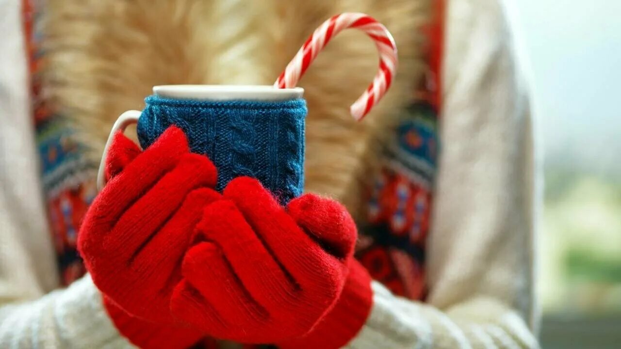 уютная чашка. согревающие вещи. рука в варежке. согревающий кофе. осень уют.