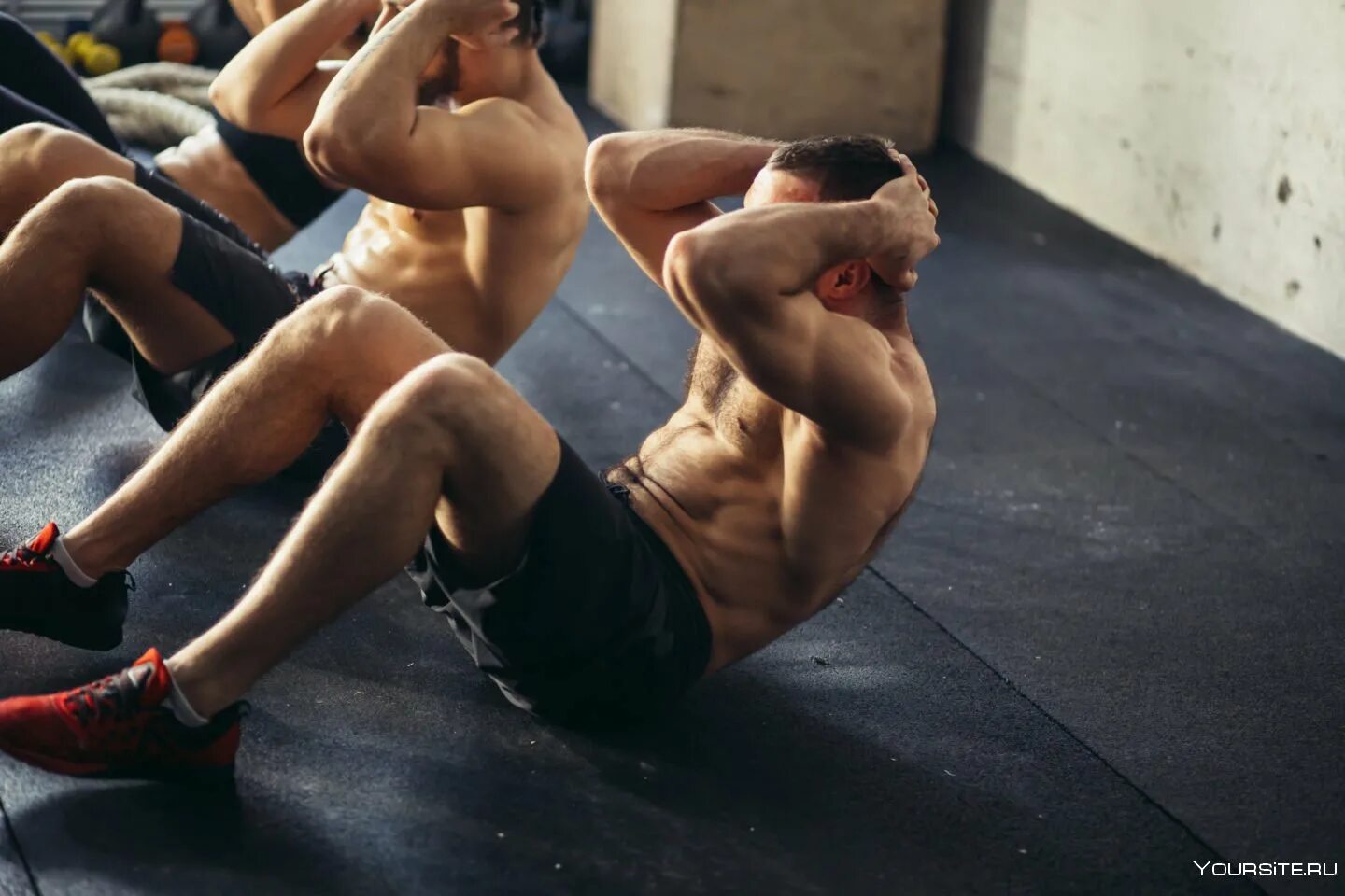 Парень спортсмен. Спортивный мужчина. Парень в спортзале. Спортивный мужчина. Красивые спортсмены.