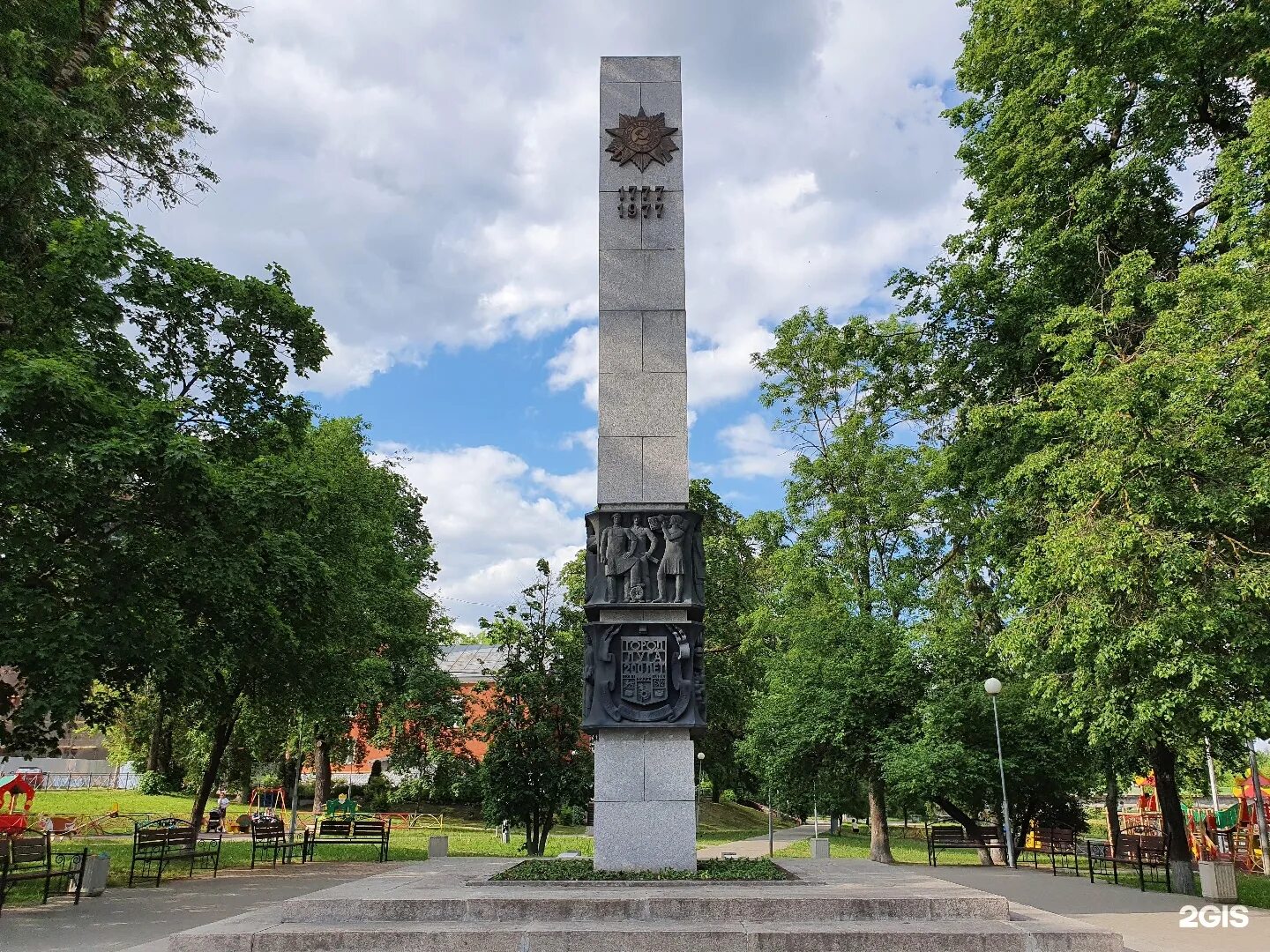 Город луги где. Памятники города Луга. Город Луга Ленинградской области. Мемориал в Луге. Луга город Ленинградская.