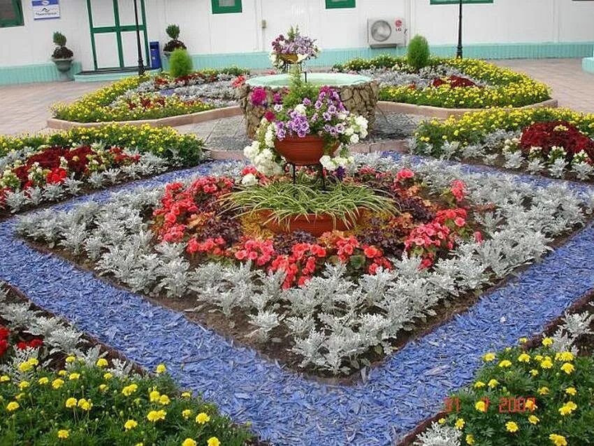 Прямоугольная клумба. Квадратная клумба. красивые квадратные клумбы. квадратный цветник.