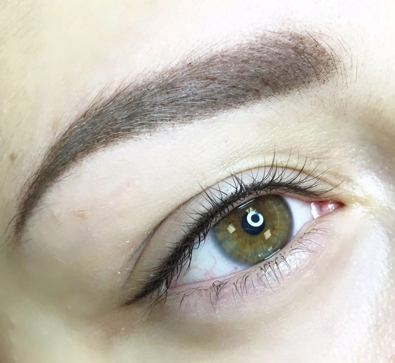 Межресничный контур век. Татуаж век межресничное пространство. Межресничное пространство перманентный. Перманент межресничка карие глаза. Татуаж стрелок межресничный.