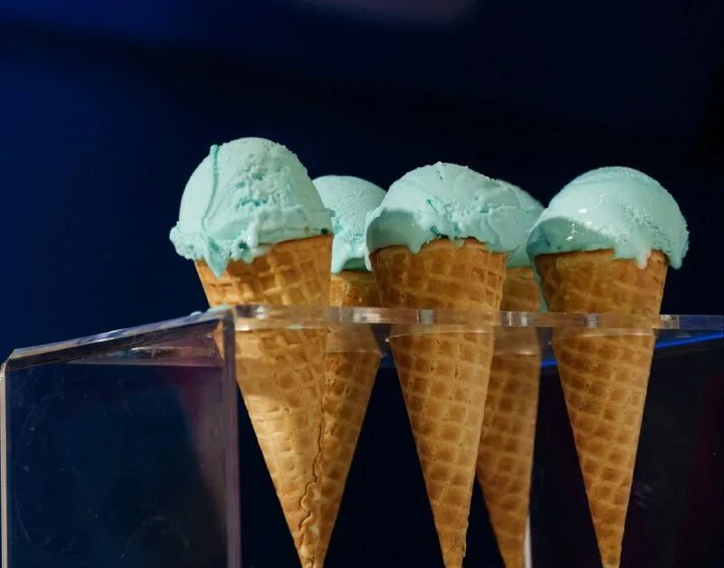 мороженое. раздают мороженое. продавец мороженого. дом мороженого. тайское мороженое.