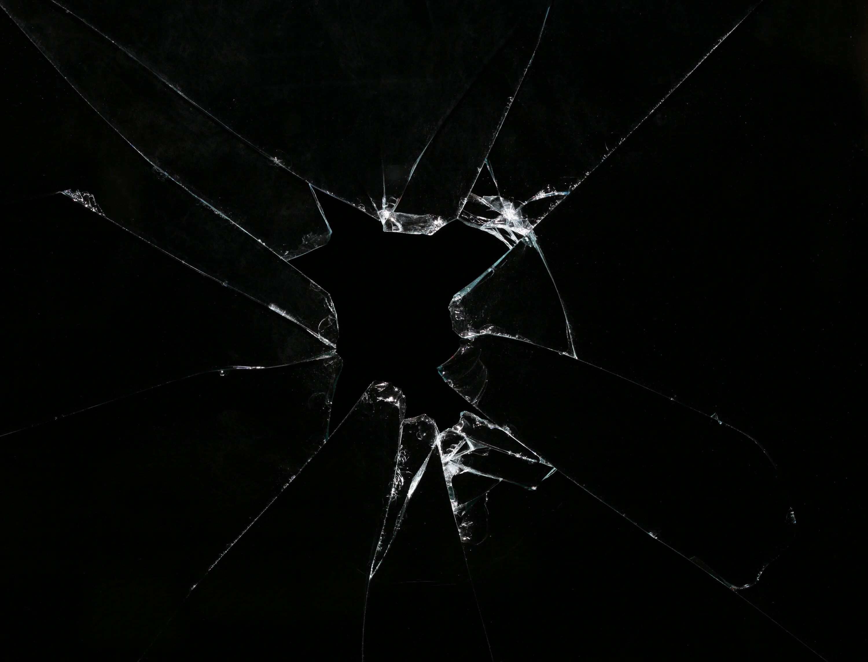 Эффект трещина. Разбитое стекло. Трещина на стекле. Треснутое стекло. Трушены на стекле на черном фоне.