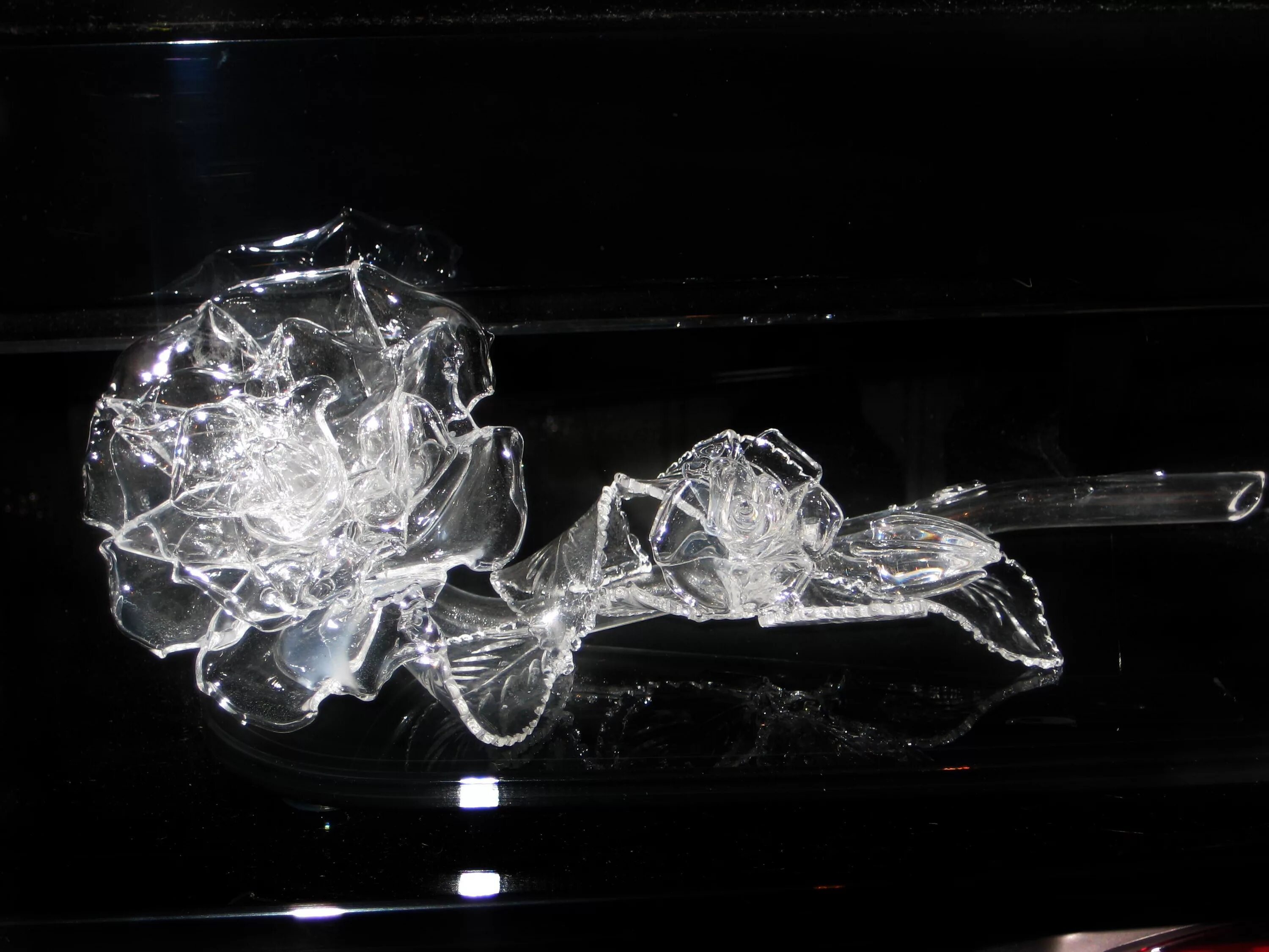 Разбитый хрусталь. Хрупкий хрусталь. Разбитый стеклянный стакан. Разбить хрусталь. Разбитый стакан.