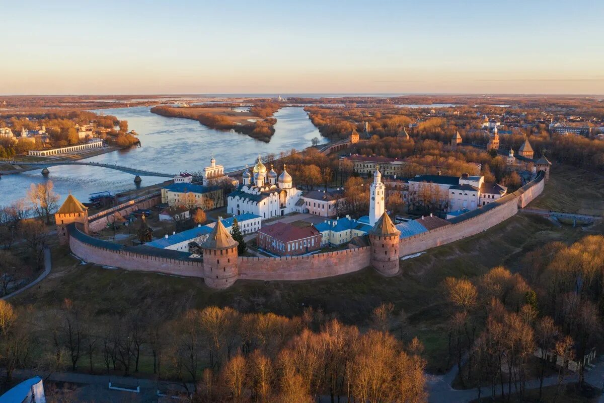 Экскурсия в новгород на 2 дня. Новгородский Кремль Детинец. Великий Новгород Кремль. Новгородский Детинец достопримечательности Великого Новгорода. Кремль Детинец в Великом Новгороде.