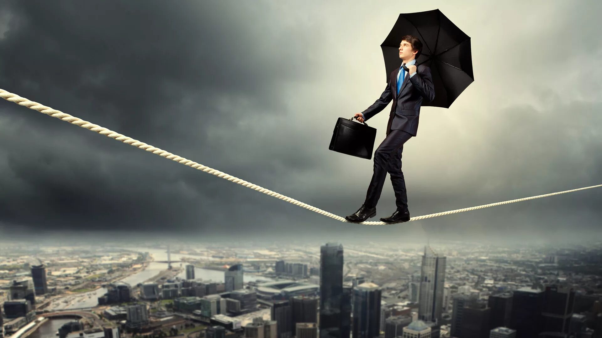 Легко вверх. Поднятый большой палец. Бизнес рост продаж. Легко вверх. Мужчина на канате.