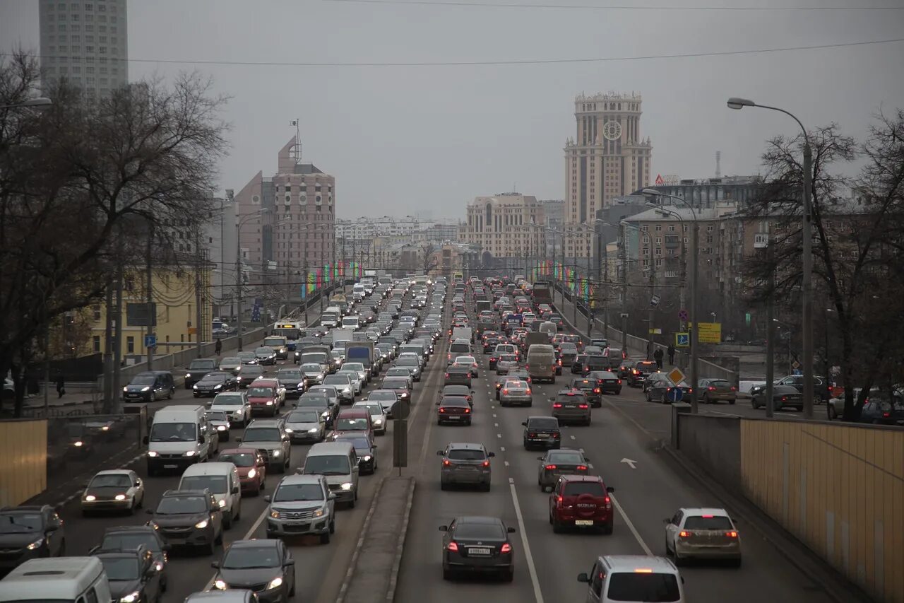 Скоростная трасса. Московские пробки. Автомагистраль 80 (i-80). Автомагистраль с разделительной полосой. Асфальт.