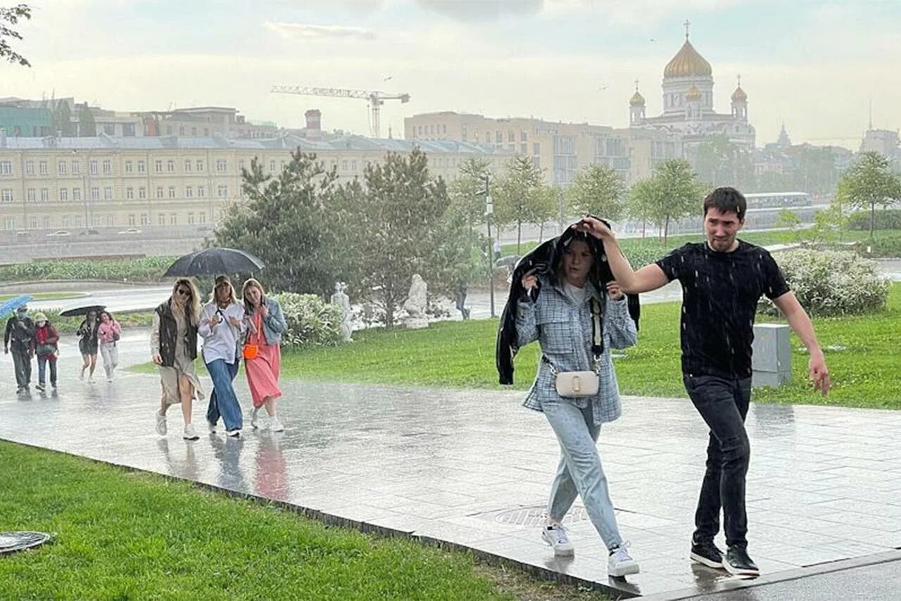 Дожди москва и московская область. Дождь в Москве. Летний дождь в Москве. Дождь в Москве летом. Дождь в Москве сейчас.