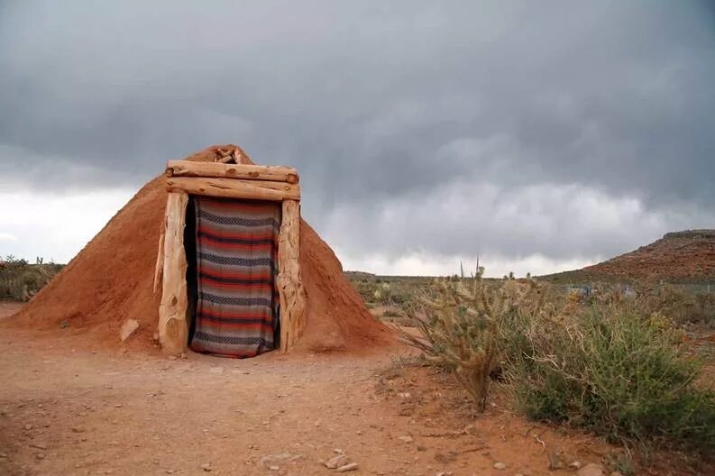 Хоган Навахо. Хоган дом индейцев Навахо. Хоган племени Навахо. Хоган жилище народа Навахо.