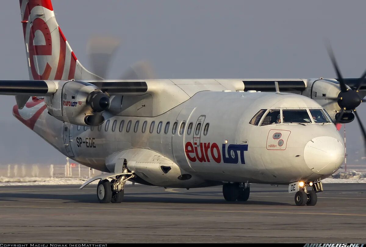 Атр 42. АТР 42-500. ATR-42 турбовинтовой самолет. АТР-42-500 самолет. ATR 42-500 ATR 42-500.