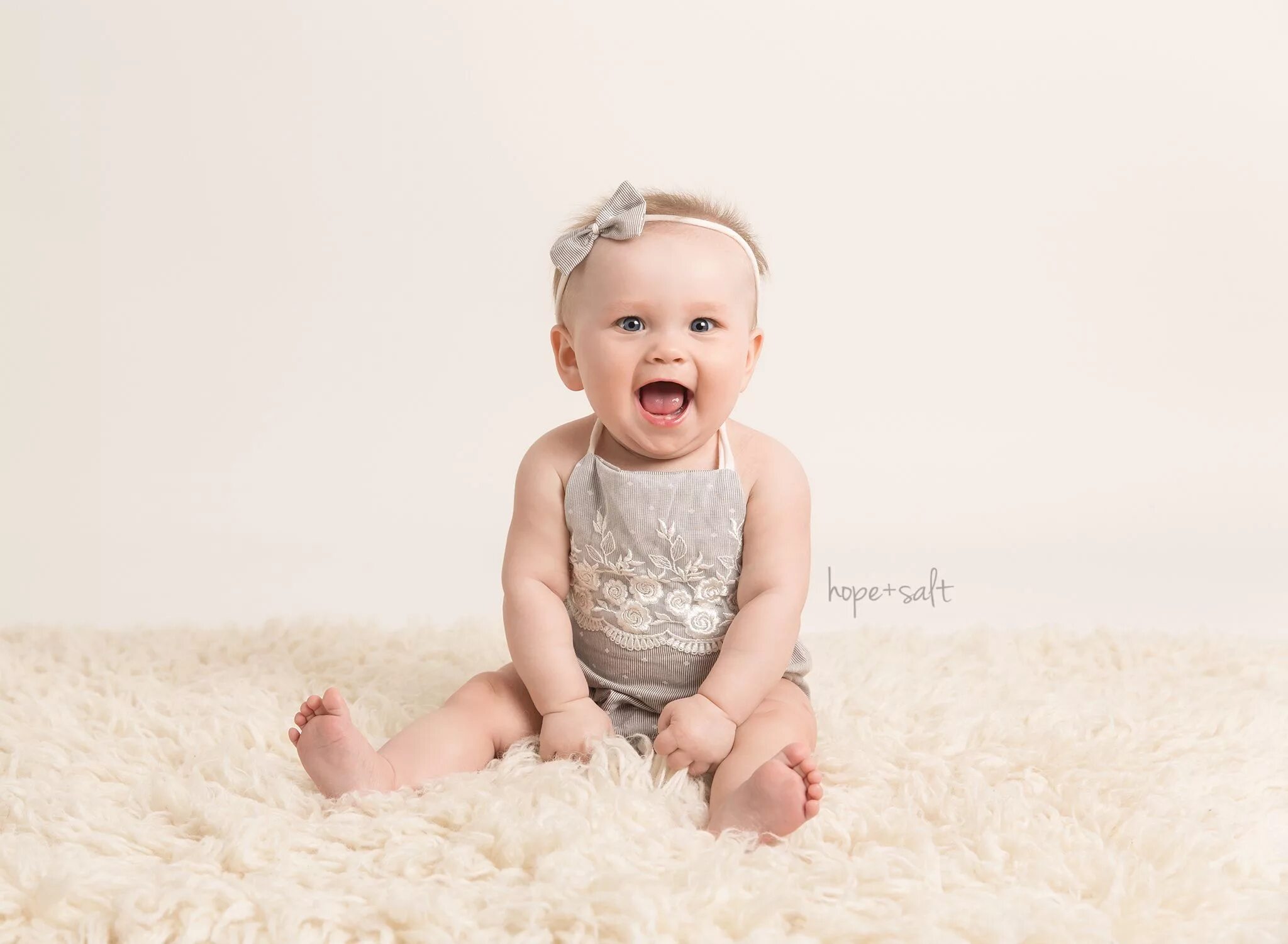 Baby 6 months. Бейби. Грудничок радуется. Ребенок ползает. Бейби.