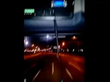 Музыка на всю руль сжимая до боли