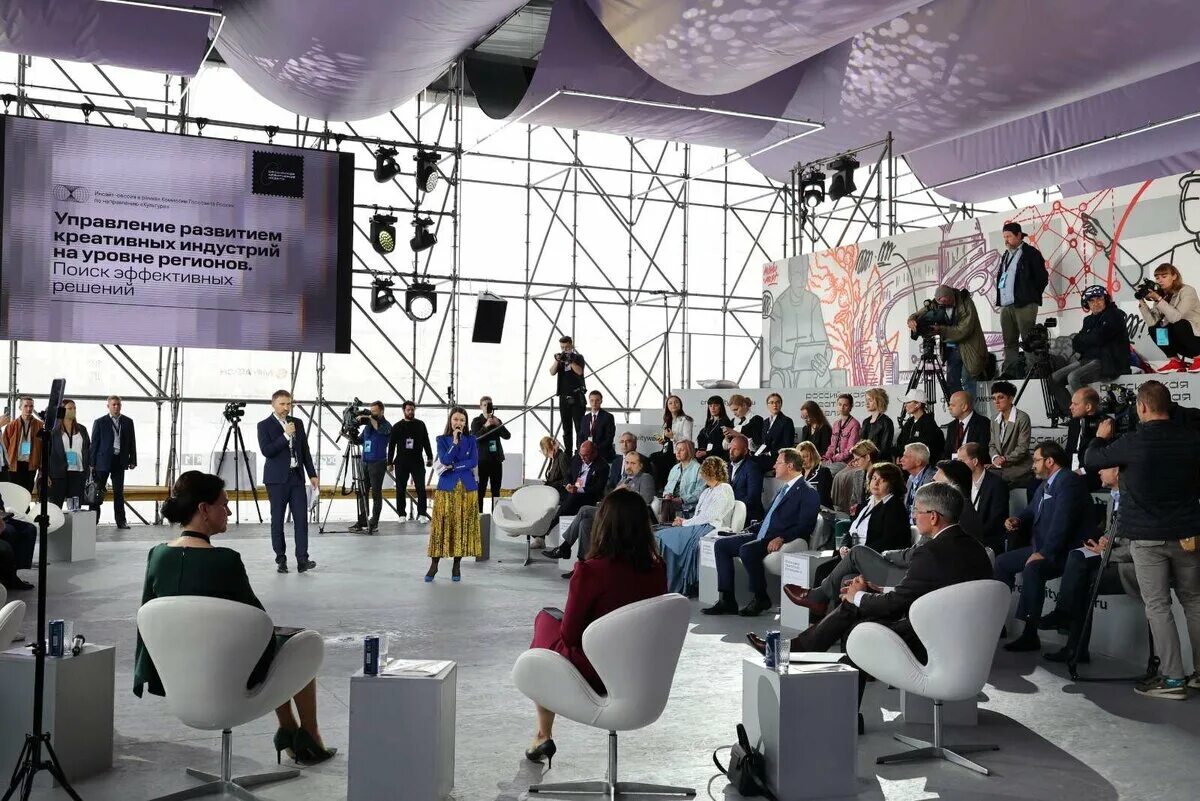 арт объект креатив поезд. люди в метро. парк горького креативная неделя павильоны. Russian creative week sib 2022. завод флакон на дмитровской.