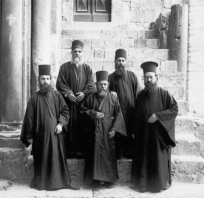 Чем отличается монах от. Греческий священник. греческие монахи. греческая православная церковь священники. священнослужители греции.