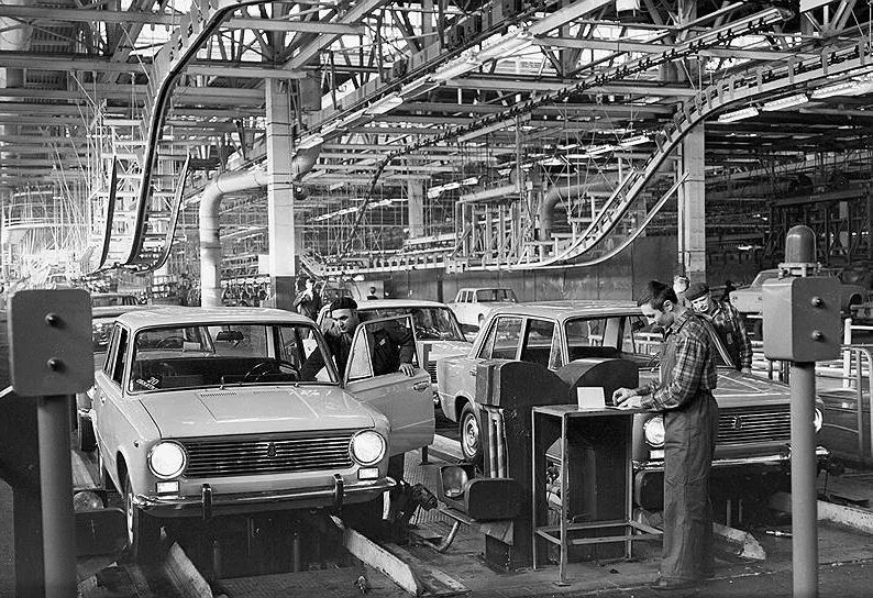 Первый автомобильный завод в ссср. ВАЗ 2101 на конвейере. Волжский автозавод в Тольятти 1970. АВТОВАЗ конвейер ВАЗ 2101. Волжский автомобильный завод в Тольятти СССР.