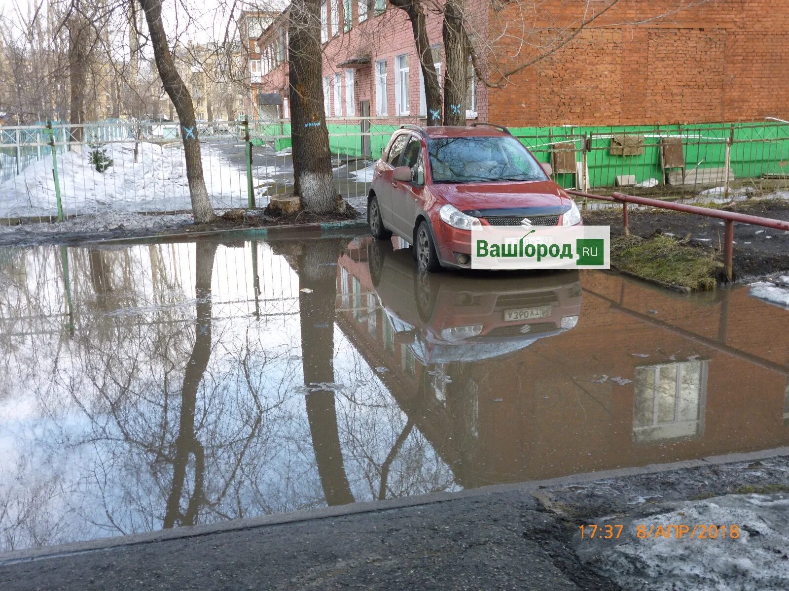 Наводнение в новокузнецке сегодня. Паводок в Новокузнецке на сегодня последние. Потоп на Корзуна. УК любимый город Новокузнецк. Затопило подъезд сегодня в Новокузнецке.