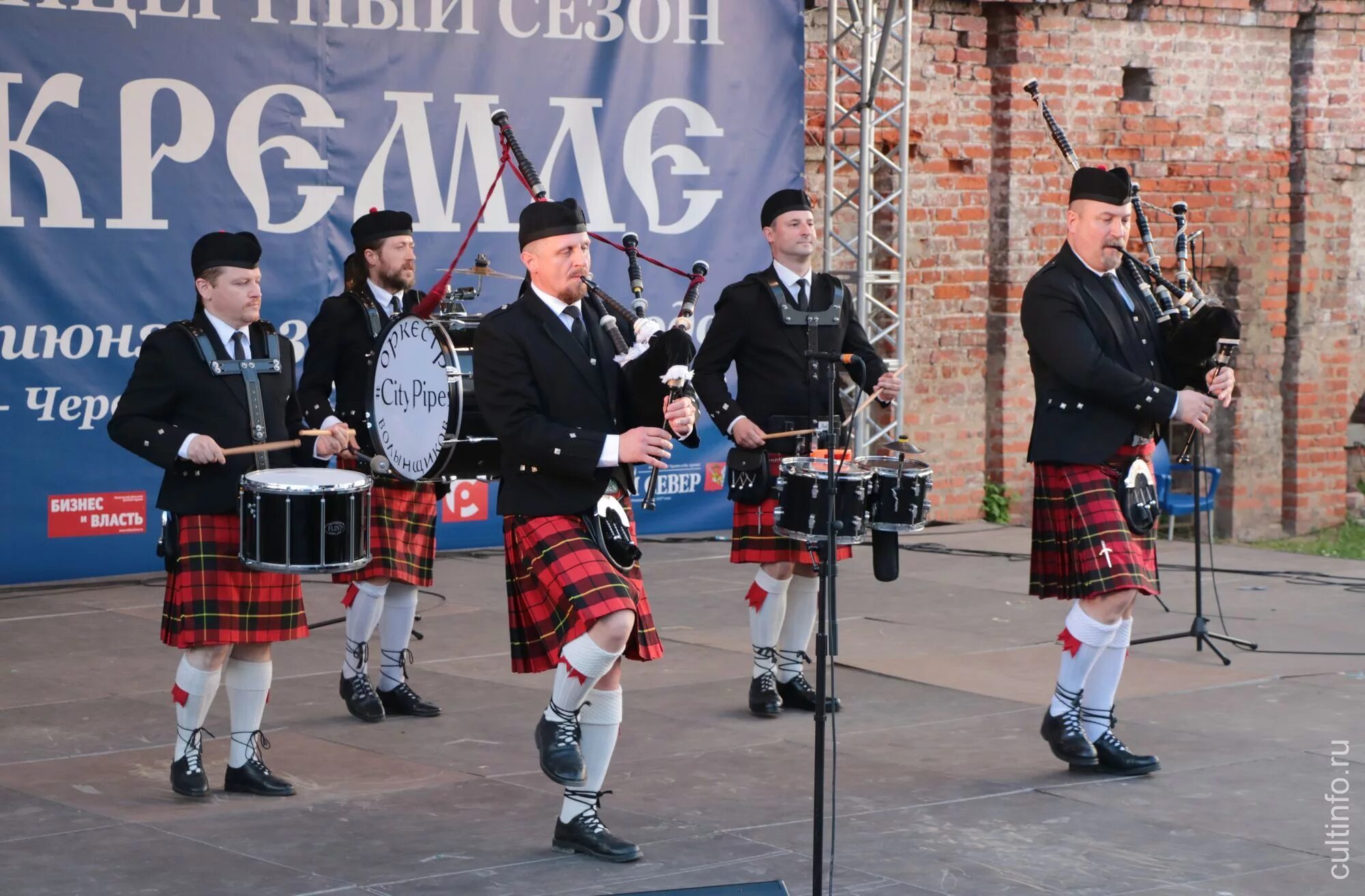 Оркестр волынщиков. Оркестр волынщиков city pipes. оркестр волынщиков шотландия. ансамбль волынщиков.