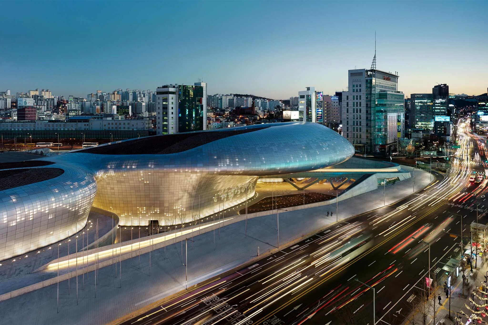 Сеул амазонс ж. Dongdaemun design plaza сеул. тондэмун заха хадид. dongdaemun design plaza (ddp). dongdaemun design plaza заха хадид.