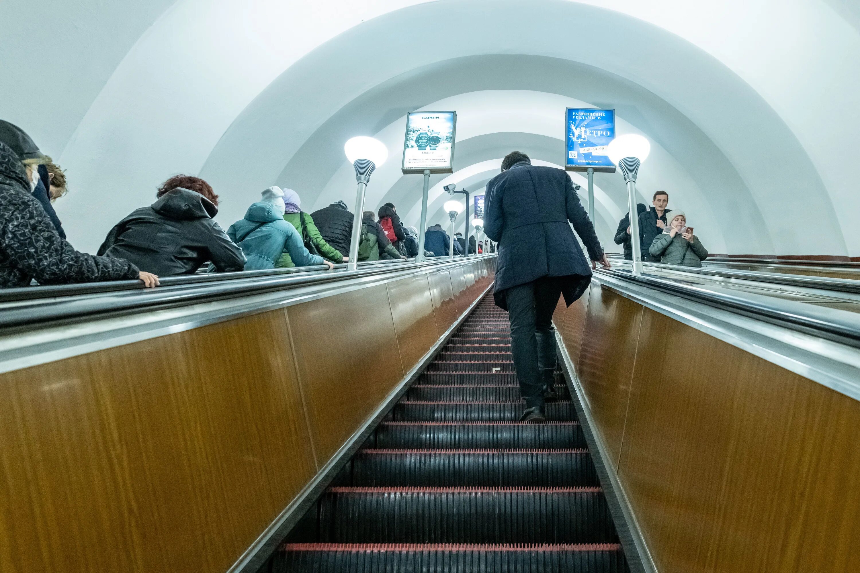В петербурге закрыли станцию метро. Лесная метро эскалатор. поломка эскалатора в метро москвы. метро питер эскалатор. вестибюль метро.