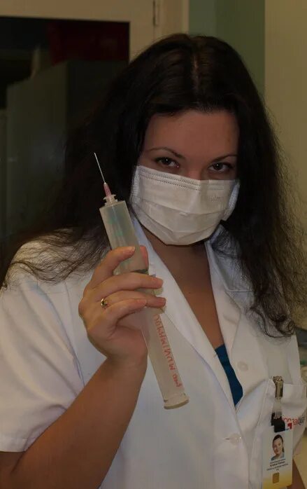 женщины кастрируют мужчин. девушка кастрирует. кастрация кролов декор. девушка кастрирует кота. женщины ветеринары о кастрации.