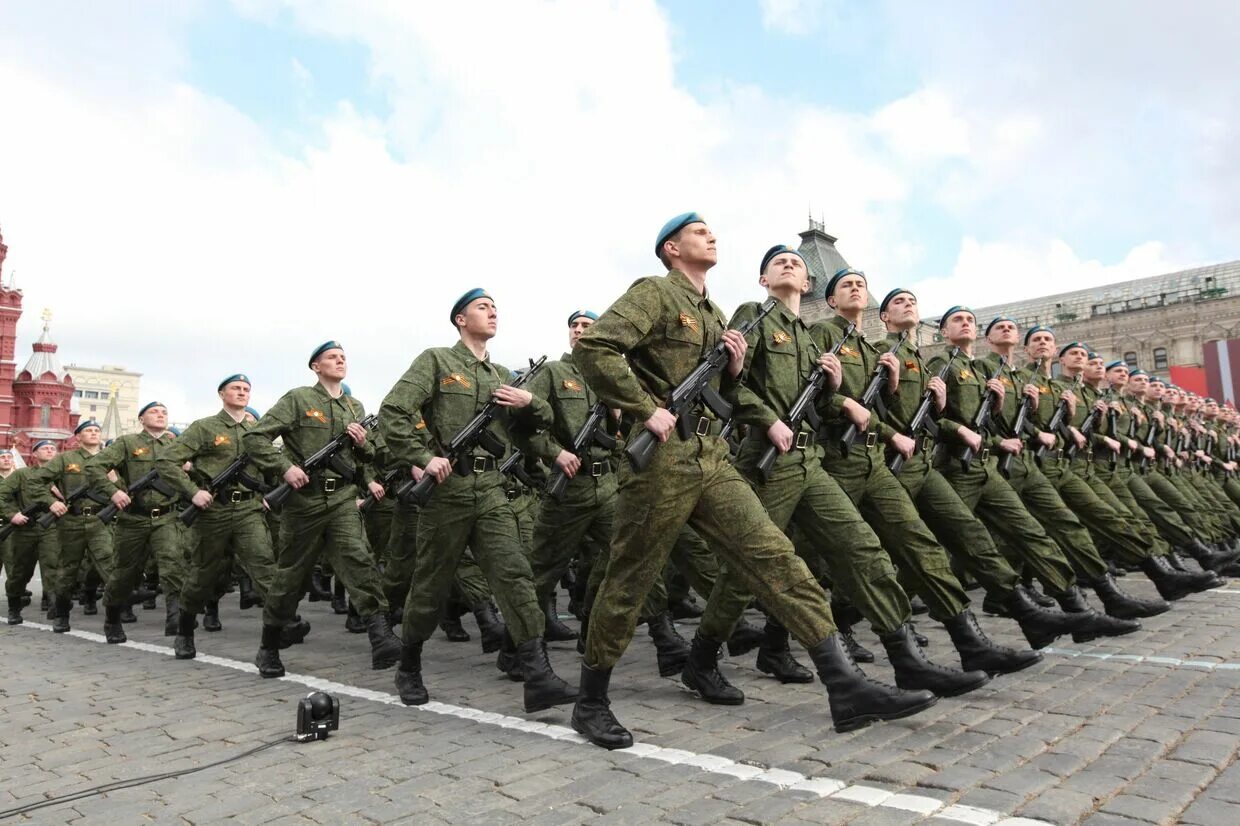 Строй русских солдат. Строй солдат. Военнослужащие в строю. Солдаты на параде. Строй в армии.