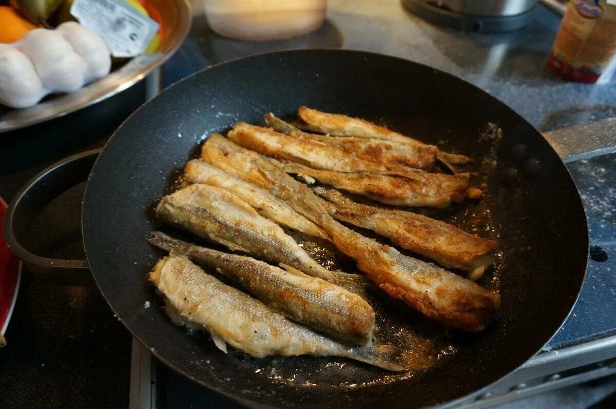 Корюшка рыба жареная. Жареная рыба на сковороде. Жареная рыбка. Корюшка жареная. Что можно жарить на сковороде