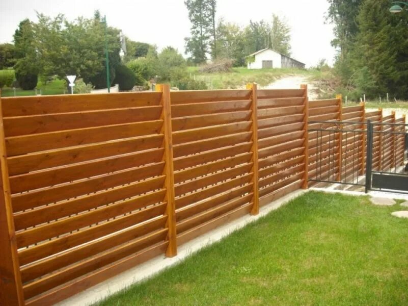 Заборы для дома своими руками фото. Деревянный забор. Деревянные заборы для частного. Красивый деревянный забор. Забор деревянный горизонтальный.