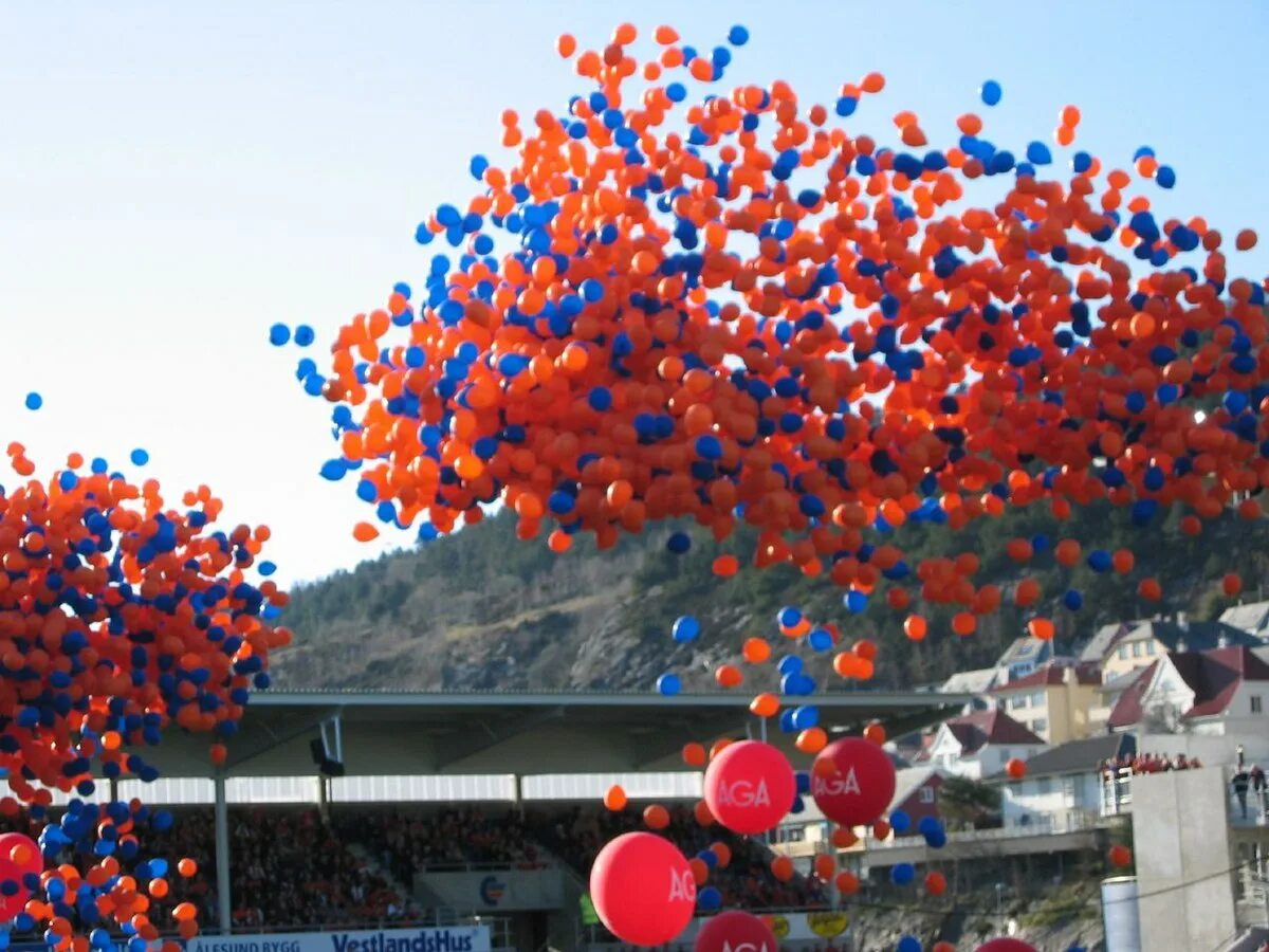 Сколько летают шары. Китайские воздушные шары. Много китайских шаров. Миллион шариков в воздухе. Воздушные шарики надувать.