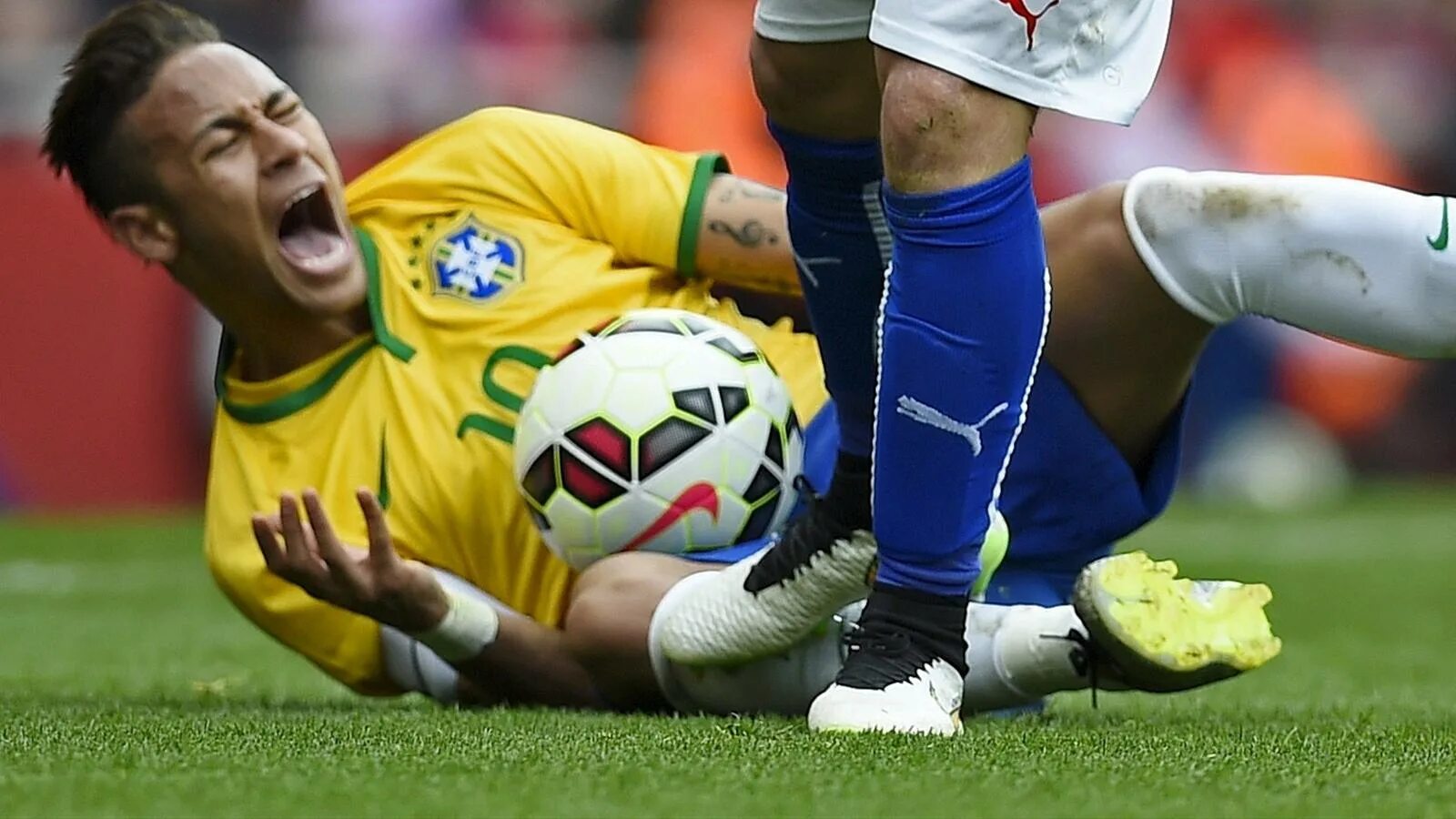 Neymar foul. Фол в футболе. Нарушения в футболе. Нарушение правил в футболе. Футбол ию