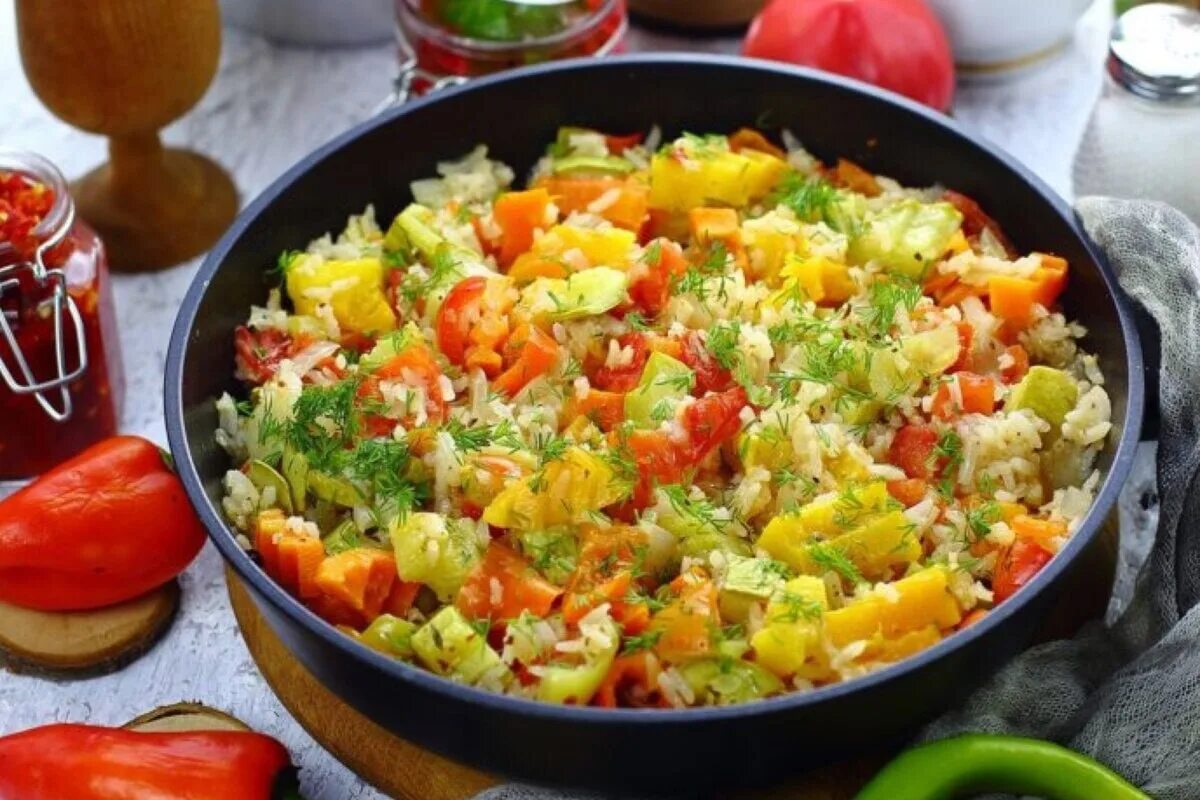 Печеный рис. Рис с овощами. Рис с тушеными овощами. Рис с овощами на сковороде. Рис с овощами в духовке.