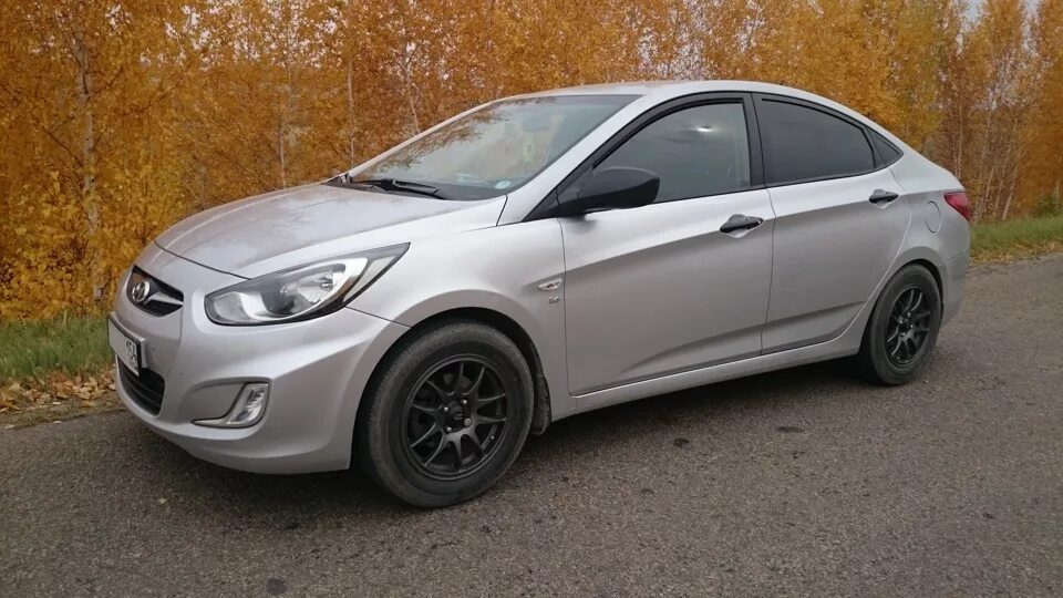 Летняя резина на солярис купить. Hyundai Solaris r16. Hyundai Solaris 2011 r16. Hyundai Solaris r16 drive2. Диски Hyundai Solaris r16 графит.