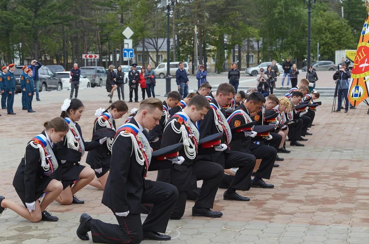 Кадеты южно сахалинск. Кадетская школа 1 дачная. Прощание со знаменем кадеты. Выпускной в кадетской школе. Кадетская школа сахалин.