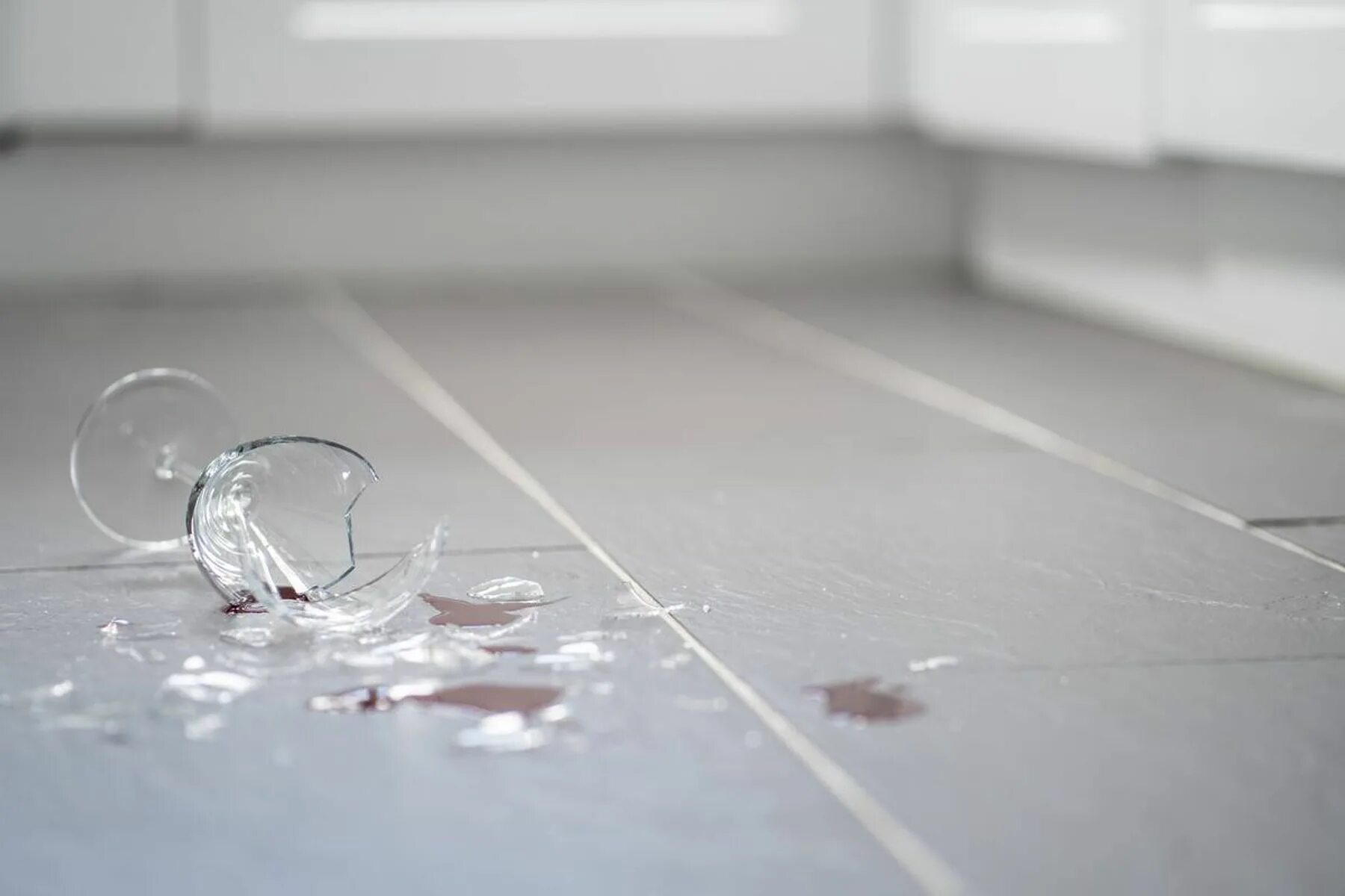 Broken on the floor. Разбитая посуда. Разбитая посуда на полу. Стекло падает. Падение на стеклянный стол.