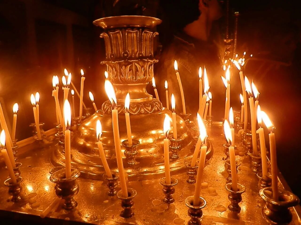 В церкви горят свечи. Свечи в храме. Горящие свечи в храме. Свеча православная. Свеча фото.