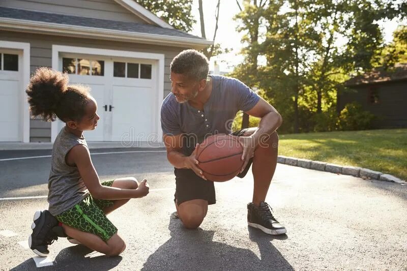 Отец учил сына играть в бейсбол. Дети играют в баскетбол. Баскетбол с сыном. Папа сын баскетбол. Папа с сыном играют в баскетбол.